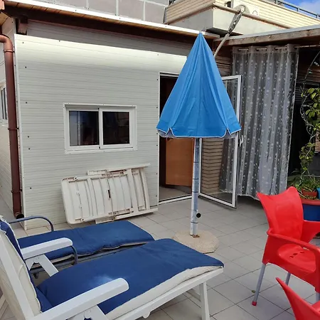 Habitación En Un ático Con Gran Terraza Al Aire Libre Noche 75 Mas Noches A 65e