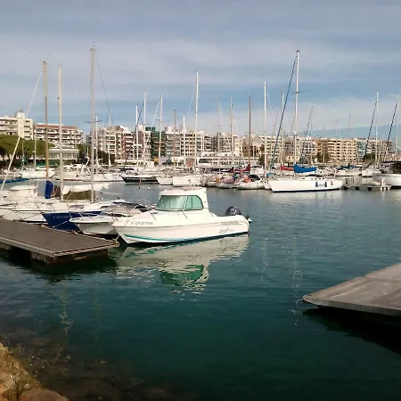 Familiar En Un Atico Con Gran Terraza Y,cocina ,en La Playa *